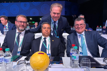 Ramón Jesurún, presidente de la Federación Colombiana de Fútbol; Álvaro González Alzate, presidente de Difútbol, y Carlos Mario Zuluaga, presidente de Dimayor, por Colombia, en el Congreso de FIFA.