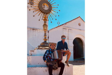 Fotografía cedida por Nevarez Communications del cantante colombiano Carlos Vives (derecha) junto al acordeonista Egidio Cuadrado, durante el rodaje del documental 'Regreso a Escalona'.