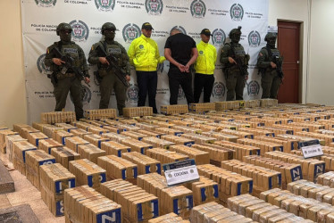 La cocaína incautada estaba marcada con códigos usados por redes criminales internacionales, según la Policía Nacional.