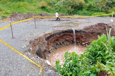  La vía La Ceiba - Quinchía colapsó completamente y actualmente no hay paso ni siquiera para motocicletas.