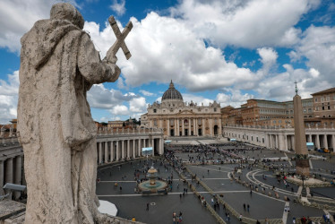 Nubes sobre la Plaza de San Pedro en el segundo día del cónclave, en la Ciudad del Vaticano, este jueves.