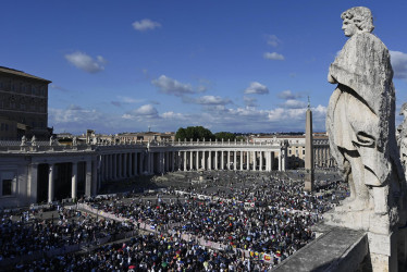 Una vista de una concurrida Plaza de San Pedro en el segundo día del cónclave, en la Ciudad del Vaticano, el 8 de mayo de 2025.