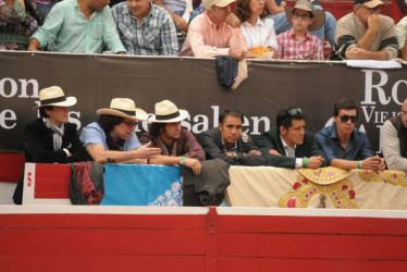 Andrés Calamaro, segundo de izquierda a derecha, conversó sobre las faenas. Se disfrutó la tarde en la Plaza de Toros de Manizales.