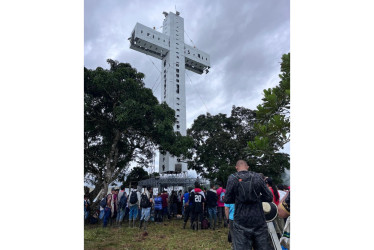Decenas de fieles católicos de Puerto Venus, Nariño y Pueblo Nuevo peregrinaron hasta el monumento a la Cruz en el cerro La Iguana, en el corregimiento antioqueño.