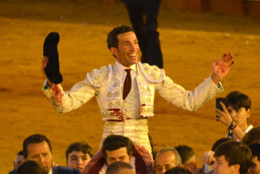 David de Miranda, a hombros, rumbo a la Puerta del Príncipe.