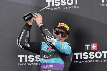 El piloto colombiano David Alonso celebra el tercer puesto en la carrera de Moto2 en el Gran Premio de Motociclismo de Gran Bretaña en la pista de carreras del Circuito de Silverstone.