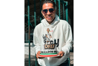 Dayro Moreno recibió la torta de Pastelerina el viernes, 9 de mayo, tras el entrenamiento del Once Caldas.