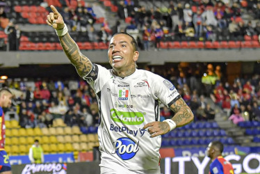 El goleador Dayro Moreno celebra el gol que le marcó este domingo al Deportivo Pasto, el 1-1 parcial en la derrota 2-1 del Once Caldas. El delantero llegó a 361 en su carrera.