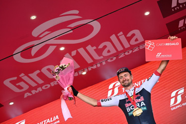 El ciclista alemán Nico Denz del Red Bull-Bora-Hansgrohe celebra en el podio tras ganar la 18.ª etapa del Giro de Italia.