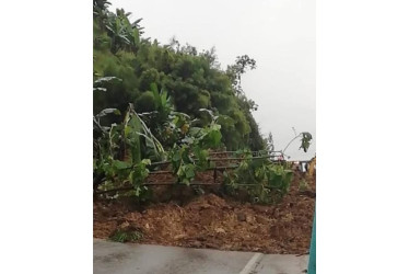 Máquina amarilla atiende varios derrumbes que se registran en distintos puntos de Chinchiná. 