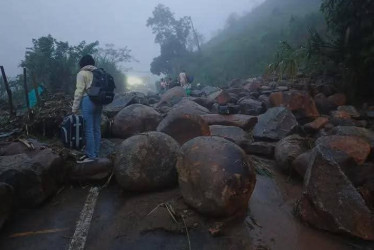 La vía Supía - La Felisa quedó cerrada por un derrumbe ocasionado por las fuertes lluvias reportadas en la madrugada de este viernes en Caldas.