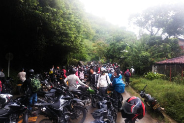 La vía que comunica Supía (Caldas) con La Felisa amaneció colapsada por un deslizamiento. Las motos se agolparon para cruzar el derrumbe. El Invías atiende la zona.