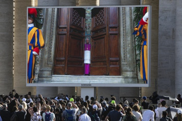 Imagen del cierre de la puerta de la Capilla Sixtina, al inicio del cónclave para elegir al nuevo papa, en la Plaza de San Pedro del Vaticano. 