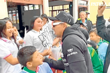 Tras un "no más" de un miembro del equipo de comunicaciones de la Alcaldía, se interrumpió el momento de Dayro Moreno junto a niños y adultos en Aranzazu.