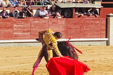 Derechazo de Emilio de Justo, triunfador este viernes en la Feria de San Isidro.