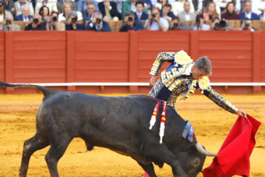 Manuel Escribano, en la lidia a 'Mosquetón', extraordinario ejemplar del hierro de Victorino, al que le cortó las dos orejas el sábado pasado en Sevilla.