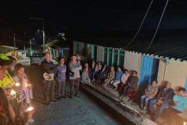 Homenaje con velas a los uniformados.