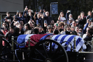 Miles de personas asisten al cortejo fúnebre del expresidente uruguayo José Mujica este miércoles, en Montevideo.