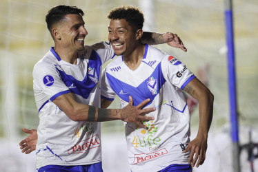 Moisés Calero (der.) celebra el gol que marcó este jueves para vencer a Fluminense y lograr la primera victoria internacional de la historia de su equipo, GV San José, en La Paz (Bolivia).