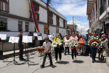 La calle tercera fue cerrada para el tránsito vehicular, pero el paso de un sepelio por esta vía, la única hacia el cementerio, obligó a que se abriera el paso.