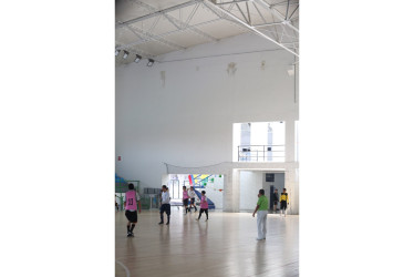 Las humedades que se ven en la parte alta de la cancha central del Coliseo Menor.