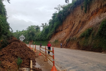 La doble calzada entre Manizales y Pereira se cerró desde la noche de este martes, luego de que un alud de tierra cayó en el sector de la variante La Paz, a la entrada de Chinchiná. El deslizamiento sepultó una motocicleta en la que se movilizaban dos mujeres, quienes fueron rescatadas con vida y trasladadas al Hospital San Marcos, donde reciben atención médica. En la madrugada de este martes fue habilitado de nuevo el tránsito. 