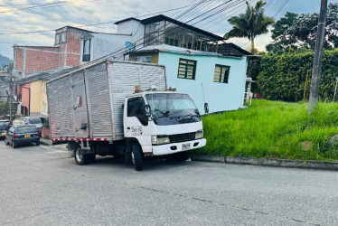 El carro camión que estaba parqueado en el barrio La Enea.