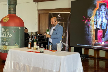 Foto | LA PATRIA  La pasión de Amaranta, un coctel inspirado en 100 años de soledad, fue una demostración en vivo en el evento. Se elaboró con bebidas como Ron Viejo de Caldas oscuro, 40 ml de jugo de corozo mezclado con flor de jamaica, vermut artesanal y cascarilla de café.