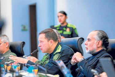 El director de la Policía Nacional, general Carlos Fernando Triana Beltrán, entre los oficiales amenazados. 