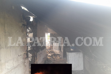 Una casa terminó calcinada por un incendio ocurrido en la madrugada de este sábado en zona rural de Marmato (Caldas). Los cuatro integrantes de la familia que vivía allí murieron, eran dos menores y sus padres.