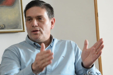 Juan Carlos Pinzón, exministro de Defensa y exembajador, en su visita a LA PATRIA.