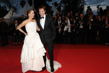 Robert Pattinson (d) y Jennifer Lawrence asisten al estreno de 'Die My Love' durante el 78º Festival de Cine de Cannes, en Cannes, Francia, el 17 de mayo de 2025.