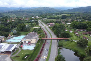 La Rochela, en Santágueda (Palestina), es un sitio tradicional para pasar los fines de semana y las vacaciones. A lado y lado de la carretera principal ofrece diversos servicios.