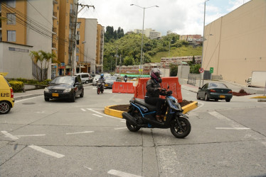 El taxista y el motociclista protagonizaron el enfrentamiento en el intercambiador vial de La Carola.