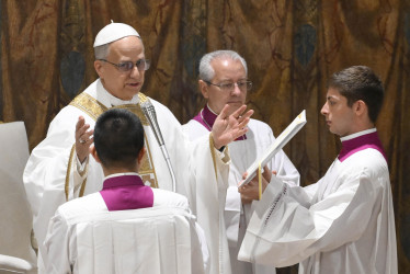 El papa León XIV oficia este viernes, su primera misa en la Capilla Sixtina ante los 133 cardenales que este jueves le eligieron en la cuarta votación en el cónclave.