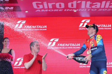 La celebración de Mads Pedersen tras la victoria en la tercera etapa del Giro de Italia. 