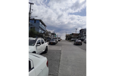 Así se veía la calle 59 #7-66 con todos los carros parqueados.