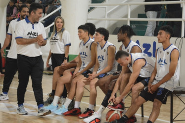 Carlos Andrés Castaño, asistente técnico de Guillermo Moreno, con parte de los jugadores de MZL Manizales Sabios.