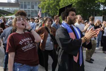 Estudiantes de Harvard vitorean durante una manifestación en apoyo a la población estudiantil internacional de Harvard y otras universidades de Estados Unidos, afuera del Centro de Ciencias en el campus de la Universidad de Harvard en Cambridge, Massachusetts, Estados Unidos, el 27 de mayo de 2025.
