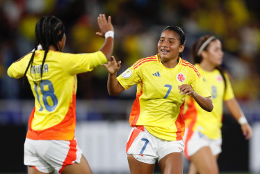 María Alejandra Baldovino (d) de Colombia celebra un gol este lunes, en un partido de la ronda final del Campeonato Suramericano Femenino Sub-17 entre las selecciones de Colombia y Perú en el estadio Pascual Guerrero, en Cali (Colombia).
