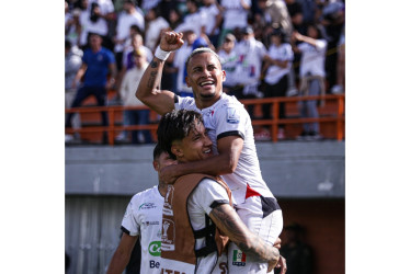 Michael Barrios celebra su gol ante Envigado, el que selló una victoria clave para el Once Caldas.