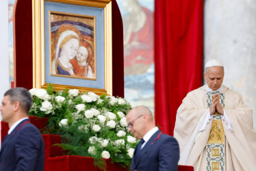 El Papa León XIV (R) oficia la Santa Misa de inicio de su pontificado, en la Plaza de San Pedro, Ciudad del Vaticano. 
