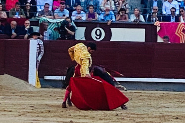 Muletazo de derecha de Morante de la Puebla, en la lidia del primer toro este miércoles (28 de mayo) en Las Ventas de Madrid.
