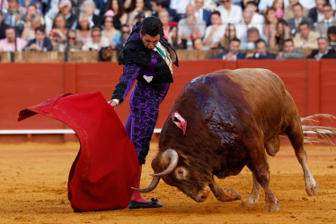El torero Morante de la Puebla durante el festejo de la Feria de Abril de viernes (9 de mayo) en la plaza de la Maestranza, en Sevilla.