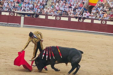 Muletazo de Uceda Leal al cuarto de la tarde, toro de La Quinta al que le cortó oreja este domingo en Madrid.