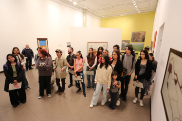 Según la organización, más de 2 mil personas visitaron las exposiciones en la Noche de los Museos. En la imagen un grupo visitando la exposición Miradas: notas a partir de la colección del Museo de Arte de Caldas, en el Banco de la República