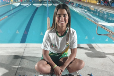 La paranadadora Nicoll Agudelo con las 16 medallas que ganó en el clasificatorio de Girardot al Mundial de Natación 2025 Virtus Swimming World Championships.