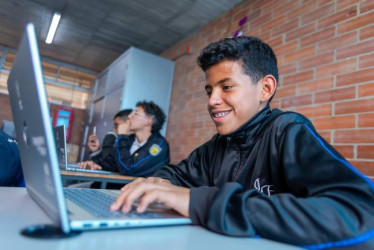 Foto I Cortesía Computadores para Educar I LA PATRIA  Computadores para Educar insiste en que la tarea de educar digitalmente no es exclusiva de las instituciones: es un compromiso que involucra a familias, docentes, comunidades y al propio estudiante.