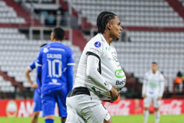 Esteban Beltrán corre emocionado para dedicarle su gol a María Alejandra, su novia, y a Aisack, el hijo que nacerá en tres meses. El 8 del Once Caldas marcó el 2-1 ante GV San José de Bolivia.