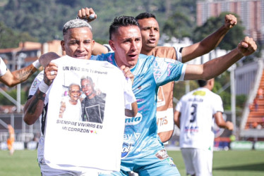 Michael Barrios (izq.) celebra con Joan Felipe Parra el gol que le marcó ayer a Envigado, con el que el Once Caldas le ganó 1-2 a Envigado, juego aplazado de la Liga. El equipo volvió al grupo de los ocho clasificados.